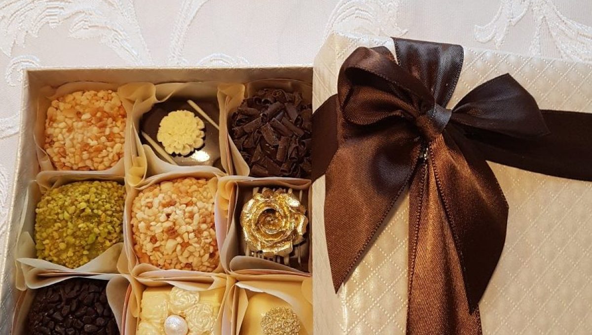 Schachtel mit 9 gemischten Pralinen Schachtel mit 9 gemischten Pralinen