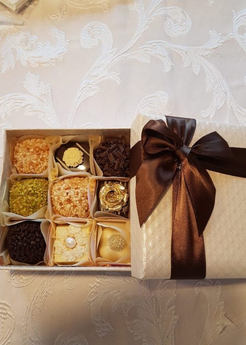 Schachtel mit 9 gemischten Pralinen