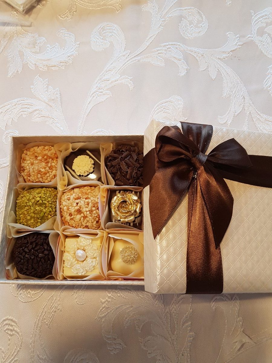 Schachtel mit 9 gemischten Pralinen